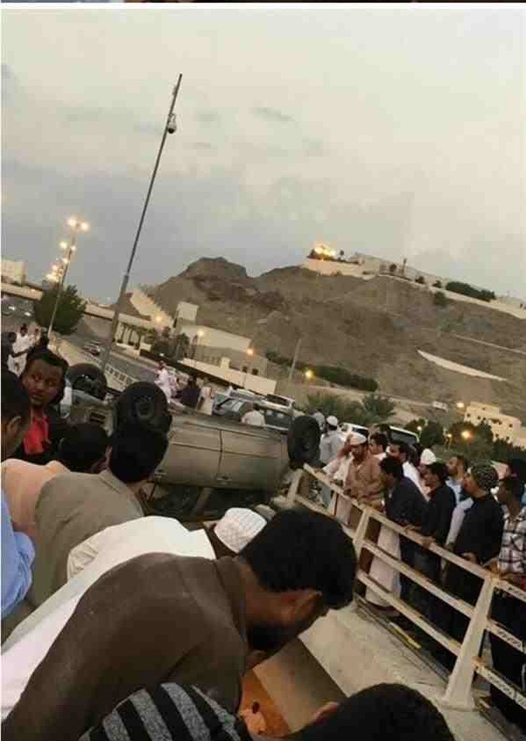شاهد: اغرب حادث مروري في مكة المكرمة.. واين "علقت" السيارة؟!