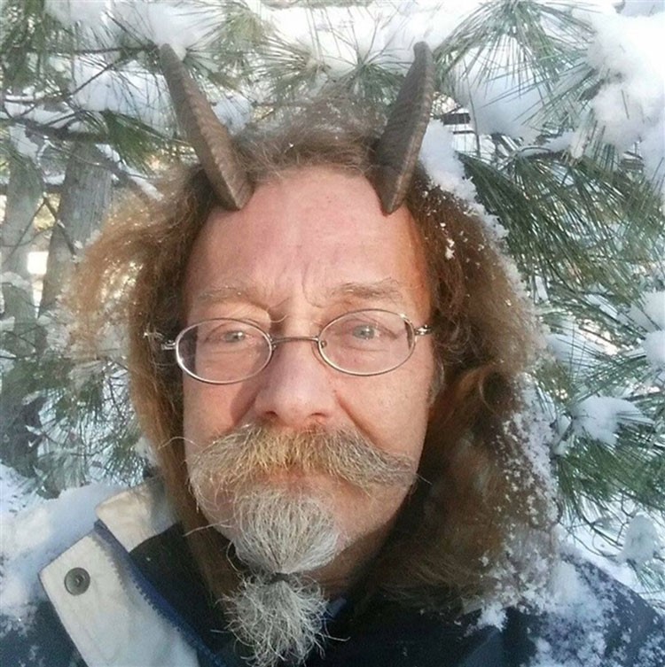 بالصور.. الموافقة لرجل بوضع قرون على رأسه في صورته لرخصة القيادة