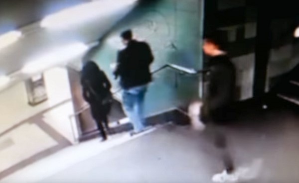 الشرطة: الكشف عن هوية الرجل الذي دفع الفتاه المحجبة على درج  مترو برلين