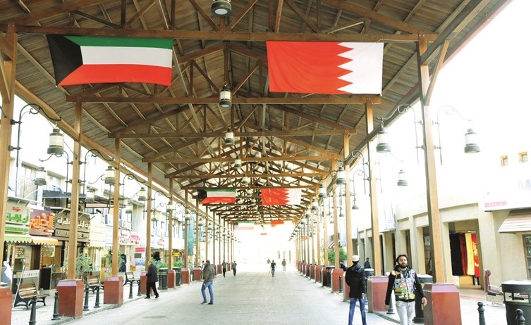 أعلام الكويت والبحرين في أسواق المباركية احتفالا بالعيد الوطني البحريني﻿