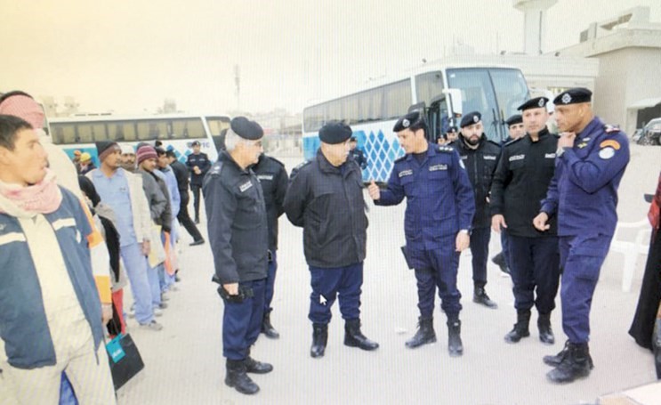 الفريق سليمان الفهد يتابع الحملة الأمنية ويبدو وكيل قطاع الأمن العام اللواء إبراهيم الطراح ومدير أمن الفروانية العميد صالح مطر﻿
