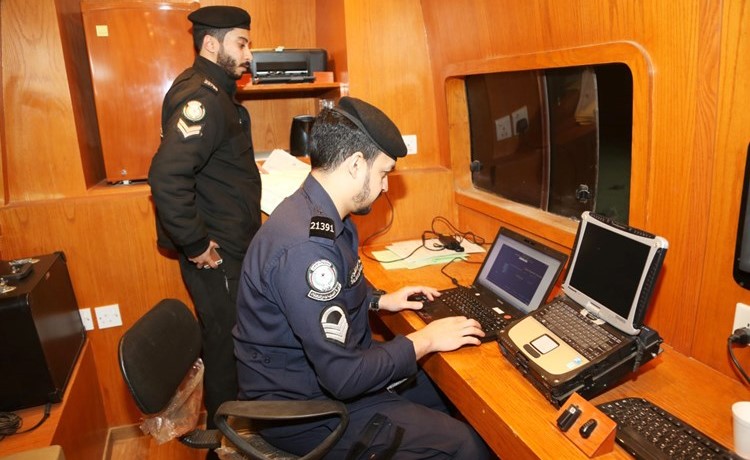 أحد رجال الأمن يدقق على بيانات الموقوفين﻿