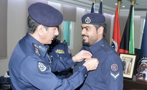 الفريق خالد المكراد يقلد العريف الفريح الوسام﻿