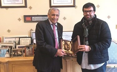 عبدالوهاب الحمادي يكرم السفير خالد الدويسان ﻿