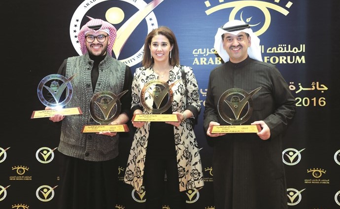 وليد الخشتي ونجلاء العيسى أثناء تسلم الجوائز﻿