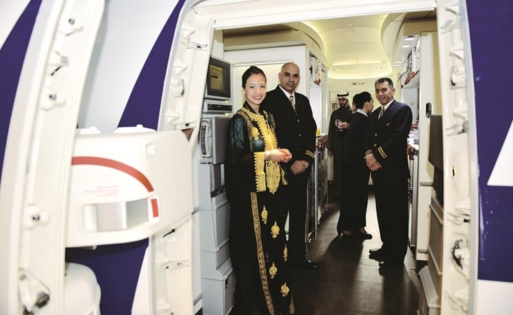 طاقم طائرة الكويتية بوينغ 777-300ER في استقبال المسافرين على متنها ﻿