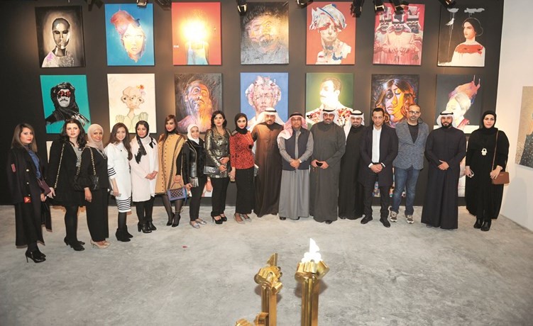 المشاركون بالمعرض في لقطة جماعية	(عادل السلامة)﻿
