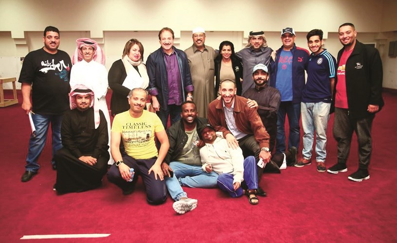 منى مع فريق مسرحية عرب تويت﻿