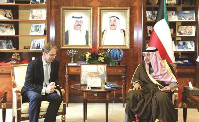 الشيخ صباح الخالد خلال لقائه مع وزير الدولة البريطاني لشؤون الشرق الأوسط وشمال أفريقيا توبايس إلوود﻿