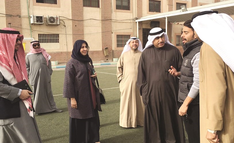 الوزير الفارس أثناء الجولة ﻿