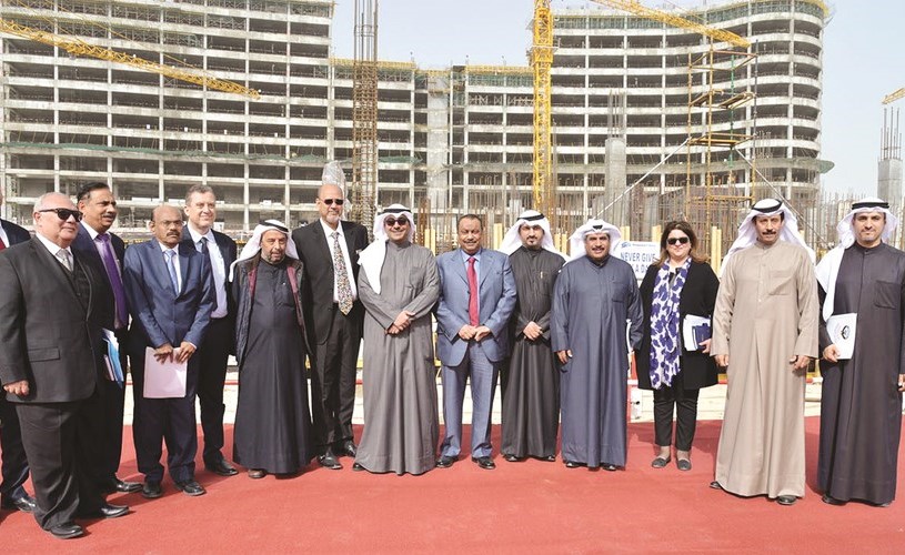  الشيخ أحمد مشعل الأحمد متوسطا المشاركين في الجولة في لقطة جماعية﻿