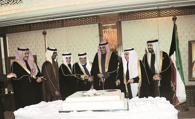 الشيخ صباح الخالد وسفراء دول التعاون والسفير د.أحمد ناصر المحمد والسفير ضاري العجران يشاركون السفير البحريني في قطع كيكة الاحتفال﻿