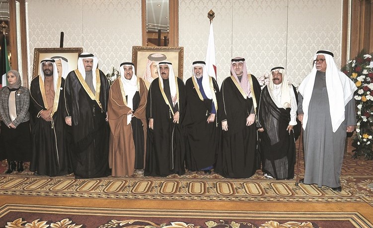  الشيخ فيصل السعود وياسر أبل ويوسف الشاهين يقدمون التهنئة للسفير الشيخ خليفة آل خليفة	(زين علام)﻿