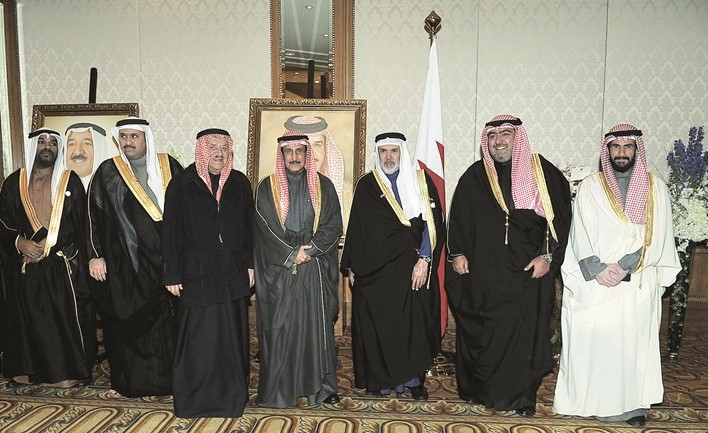 الشيخ د.إبراهيم الدعيج والشيخ ثامر العلي وعبدالرضا خورشيد يباركون للشيخ خليفة بن حمد آل خليفة ﻿