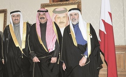 خالد الجارالله مقدما التهنئة للسفير خليفة آل خليفة﻿