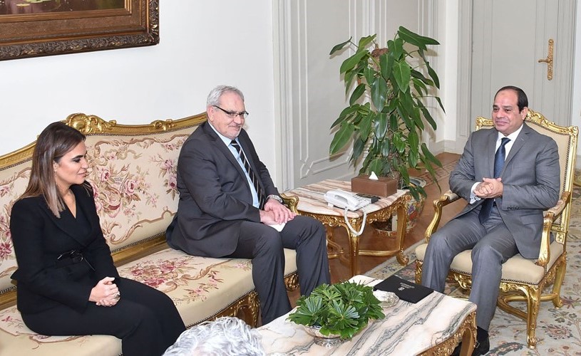 الرئيس المصري عبدالفتاح السيسي مستقبلا الرئيس التنفيذي لمؤسسة التمويل الدولية فيليب أورو بحضور وزيرة التعاون الدولي سحر نصر ﻿