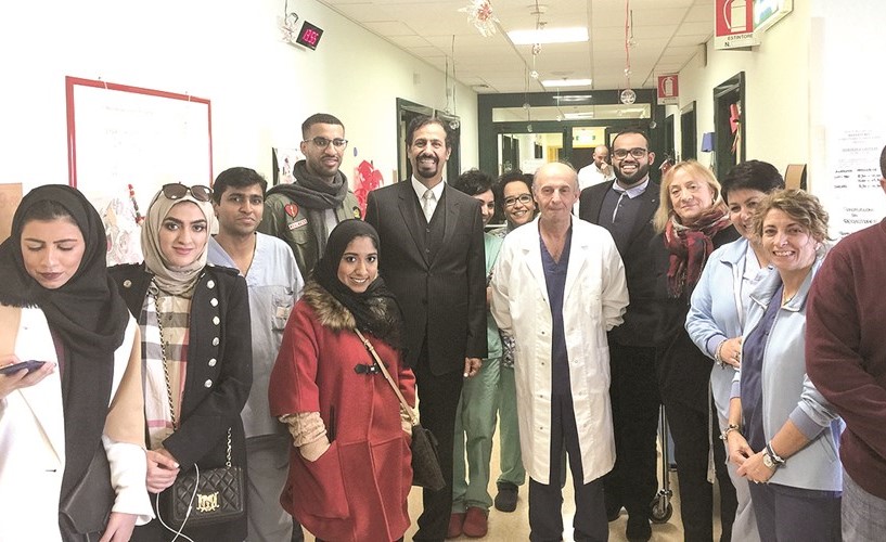 الشيخ علي الخالد ومسؤول المعهد الدولي لعلاج التالسيميا أثناء زيارة المرضى الخليجيين﻿