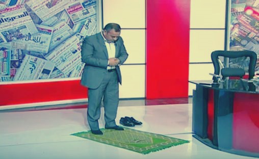 بالفيديو..  اعلامي مصري يصلي على الهواء: «التليفون رن قطع الصلاة ورد»
