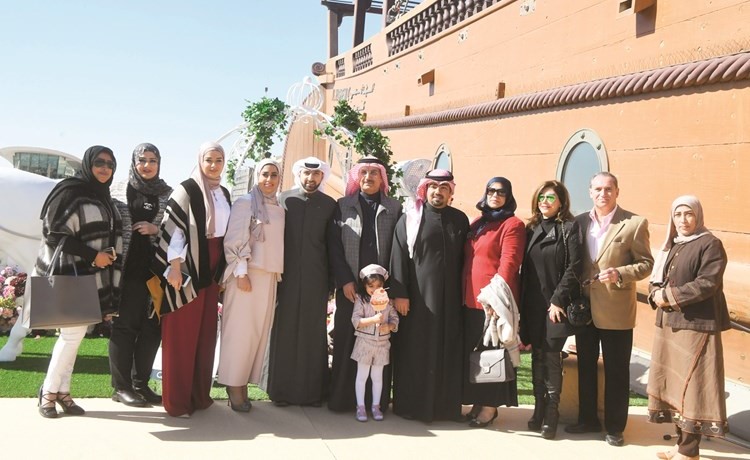 صورة جماعية لعدد من الحضور في افتتاح شركة مناسبة﻿