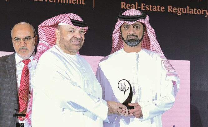 الشيخ عمار النعيمي مكرما أحد المطورين العقاريين ﻿