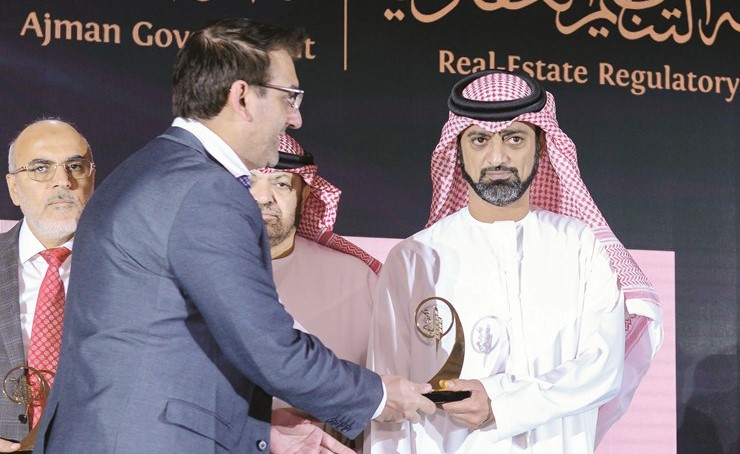  وجانب من التكريم لاحد المشاركين في المؤتمر ﻿