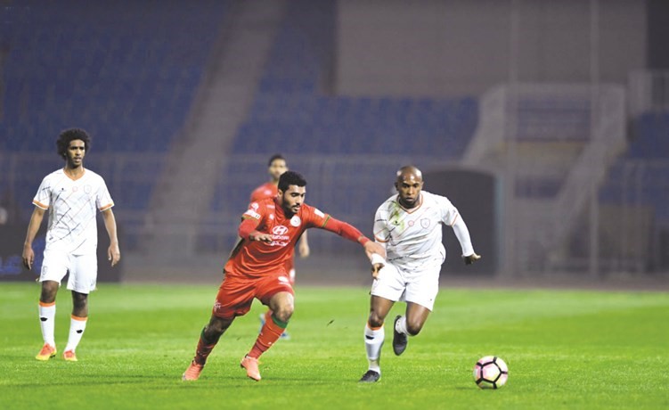لاعب الشباب هيبرتي فرنانديز يمر من مدافع الاتفاق ﻿