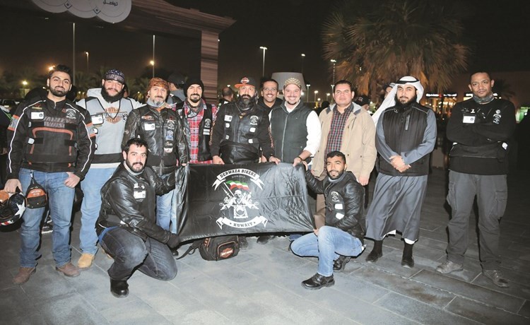 يوسف الياسين متوسطا مجموعة من المشاركين﻿