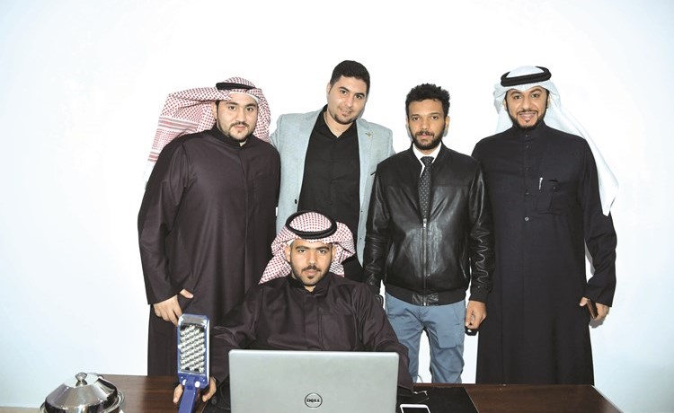 عدد من العاملين في عملية التسجيل﻿