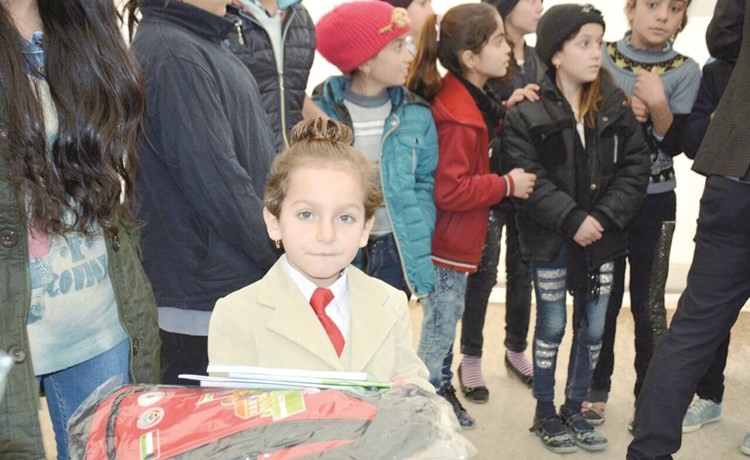 طفلة ايزيدية حصلت على حقيبتها المدرسية﻿