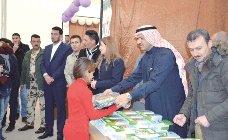 جانب من توزيع المساعدات الكويتية على الطلبة الايزيديين في دهوك العراقية ﻿