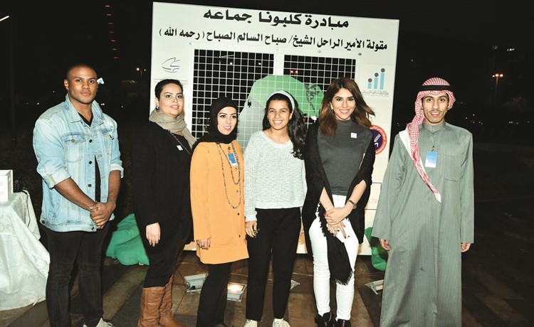 عبدالعزيز السنان مع عدد من المشاركين في المبادرة	(قاسم باشا)﻿