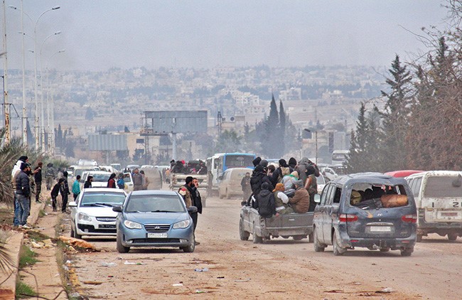 مقاتلون ومدنيون من الذين تم إجلاؤهم من المناطق المحاصرة في شرق حلب أمس الأول	 (أ.ف.پ)