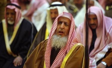 بالفيديو.. "مفتي السعودية" يوضح حكم انتحار النساء وقتل الرجال لمحارمهم خوفاً من التعرض للاغتصاب