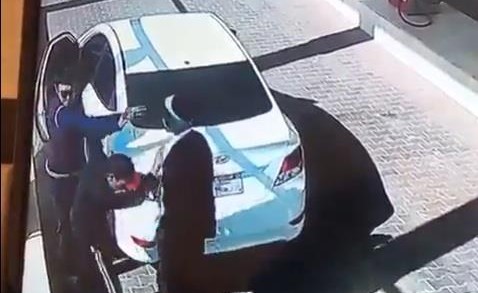 بالفيديو..شاب يعتدي بقسوة على عامل محطة بنزين بعدما طرق زجاج سيارته لأخذ الحساب