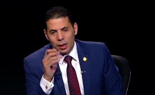 بالفيديو .. إعلامي مصري يهاجم زميلة على الهواء : " خليك في الخمرة و النسوان يا واسطة بابا " !