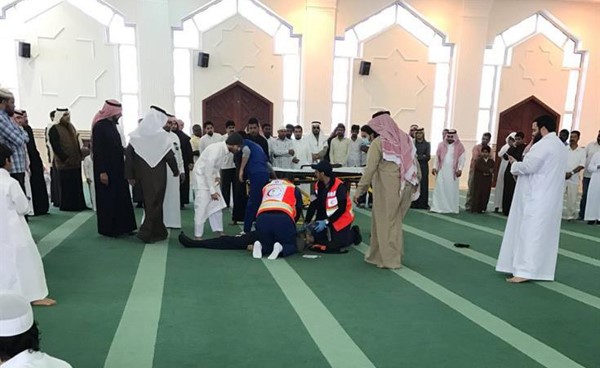 شاهد وفاة المدير السابق لرعاية الشباب السعودية خلال أدائه صلاة الجمعة بالظهران