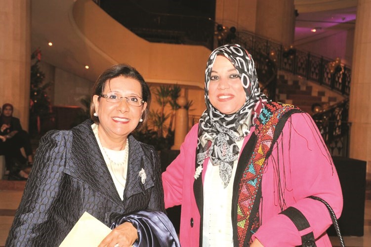 د.موضي الحمود والزميلة هناء السيد﻿