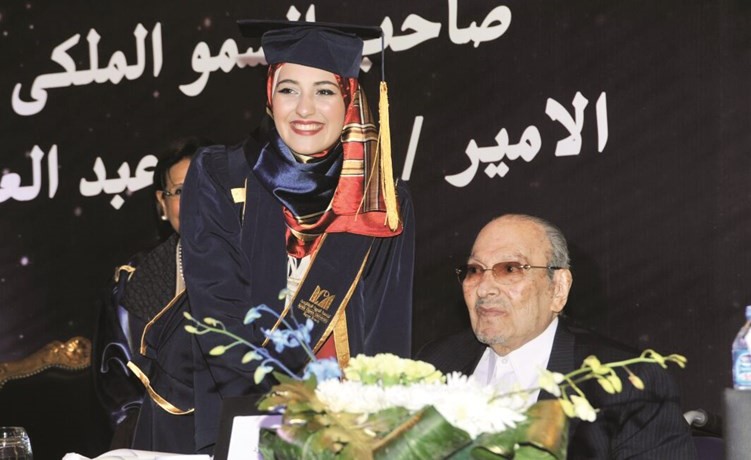 صاحب السمو الملكي الأمير طلال بن عبدالعزيز آل سعود مكرما إحدى الخريجات﻿