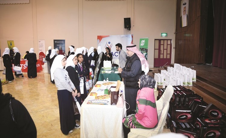 إقبال من الطالبات على الاستفادة من معلومات المعرض﻿
