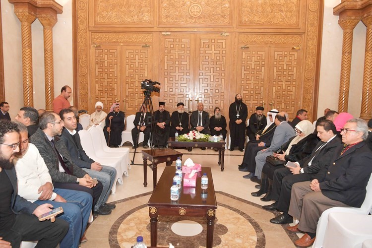 جانب من الحضور في العزاء﻿