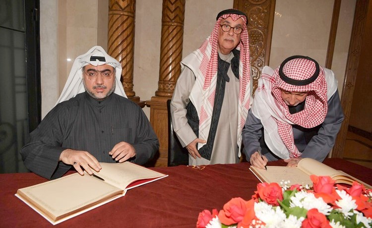 النائب خالد الشطي ود. محمد الرميحي لدى تسجيل كلمة في سجل التعازي﻿