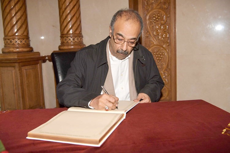 د. محمد الفيلي وتسجيل كلمة بسجل التعازي﻿