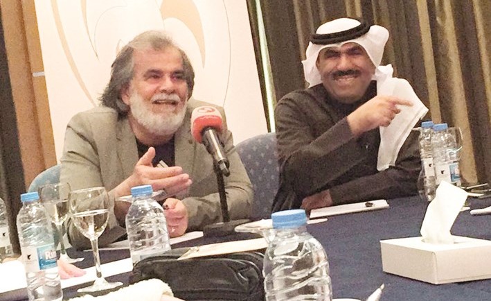 الفنان العراقي جواد الشكرجي والزميل مفرح الشمري في المؤتمر الصحافي﻿