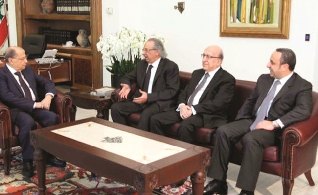 الجراح ووفد اتحاد المصارف العربية أثناء زيارتهم الرئيس ميشال عون﻿