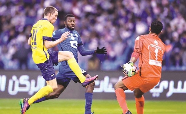 لاعب النصر مارين توماسوف يحاول وضع الكرة في شباك الهلال ﻿