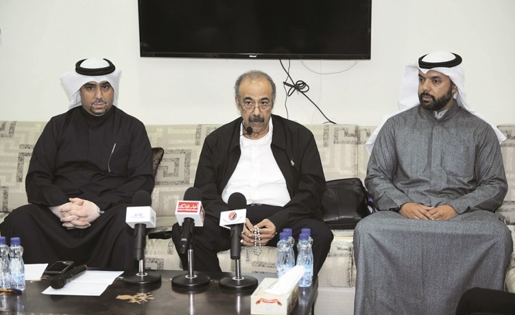 د. محمد الفيلي ومحمد العوضي خلال الندوة﻿