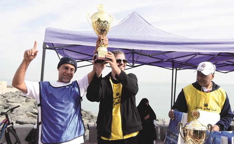 د.صلاح العبدالجادر ود.عدنان الحداد يكرمان الفائز بالمركز الأول من الرجال﻿