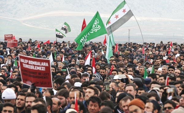 آلاف الاتراك يتظاهرون لفك الحصار عن حلب قرب الحدود التركية مع سورية في معبر جيلفا غوزو 	(ا.ب)