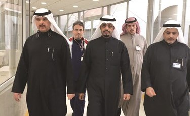 د. جمال الحربي خلال جولته في مستشفى العدان﻿