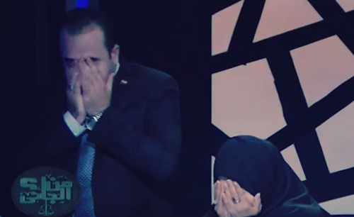 بالفيديو.. أم ومذيع يدخلان في نوبة بكاء على الهواء..والسبب صادم !